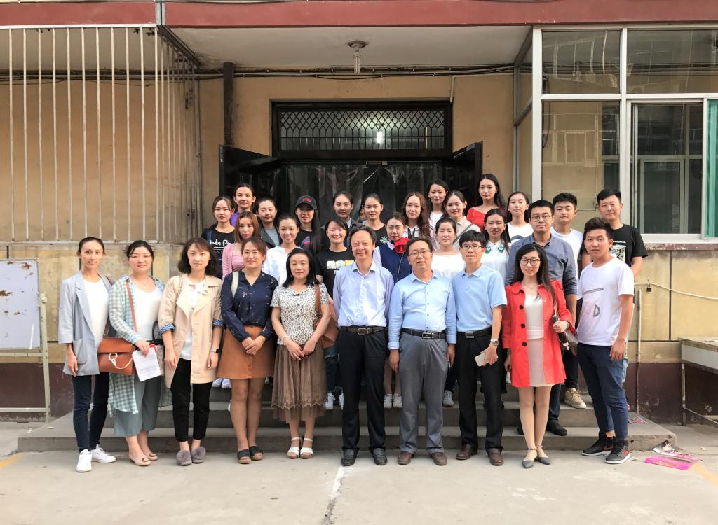 beat365官网领导、新生辅导员及学生干部合照