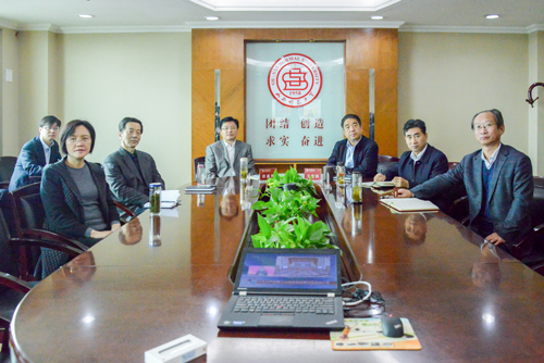 校党委中心组成员观看十九大开幕会