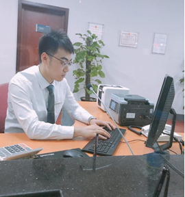 于晓航,毕业于beat365体育官方网站广播电视编导系,在校期间在校园电视台工作,积极参加学校的各类活动,参与多项校园文艺汇演和大型晚会的录制工作。毕业后在锦州银行北京分行工作,工作过程中认真负责,获得了单位领导的一致好评。